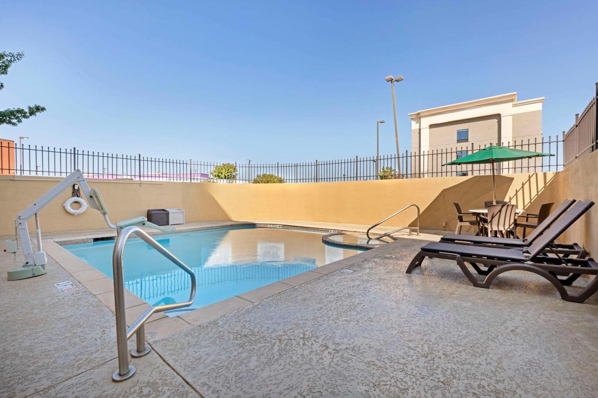 Comfort Suites West Dallas - Cockrell Hill Eksteriør bilde